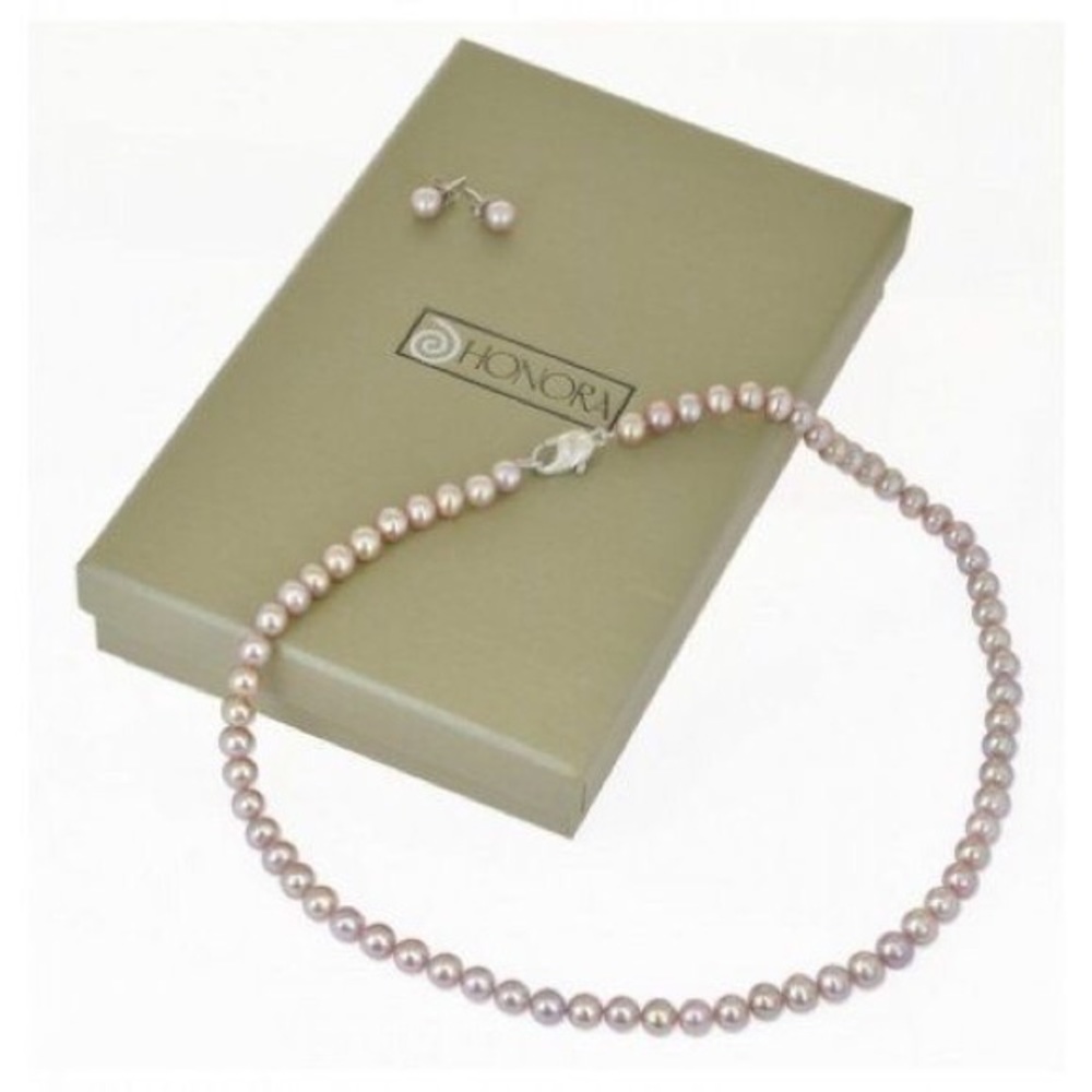 Stunning pearl necklace and earring set!